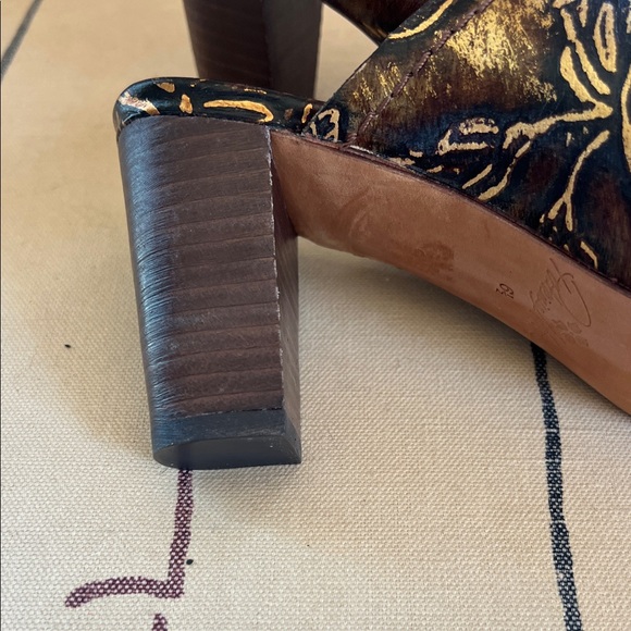 Patricia Nash Black and Gold Women's Shoes - Picture 5 of 5